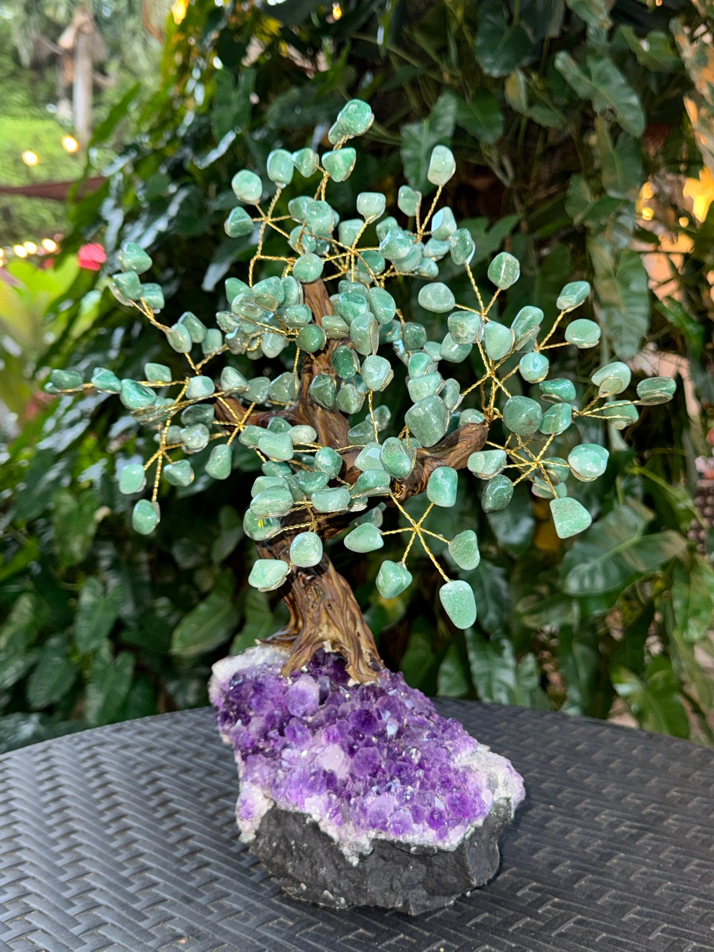 Árbol de aventurina verde con base de amatista drusada.