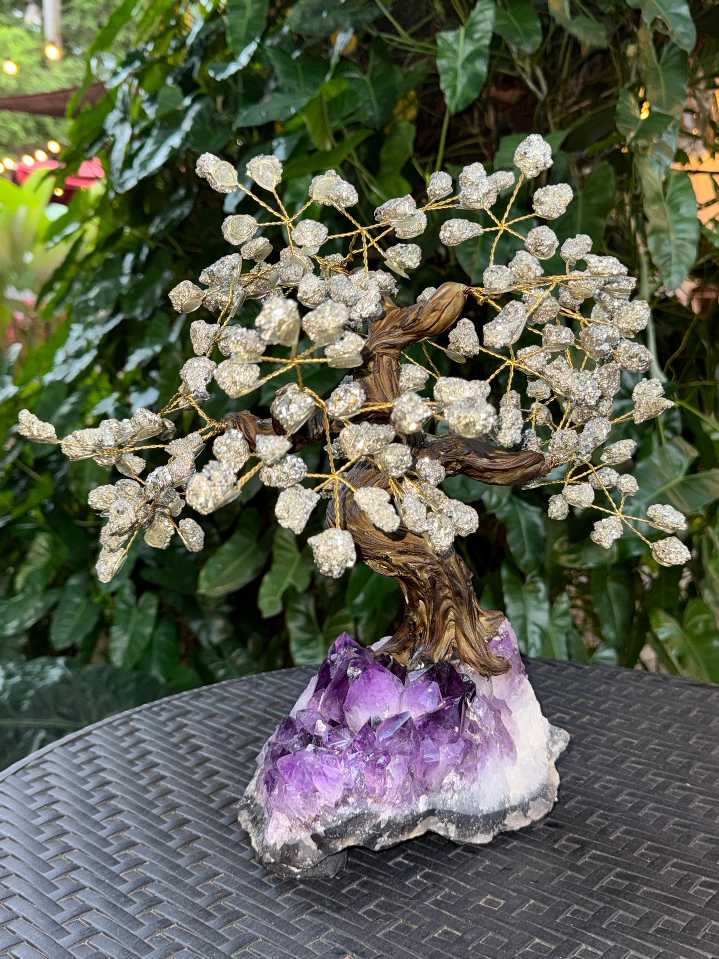 Árbol de pirita gigante con base de amatista drusada