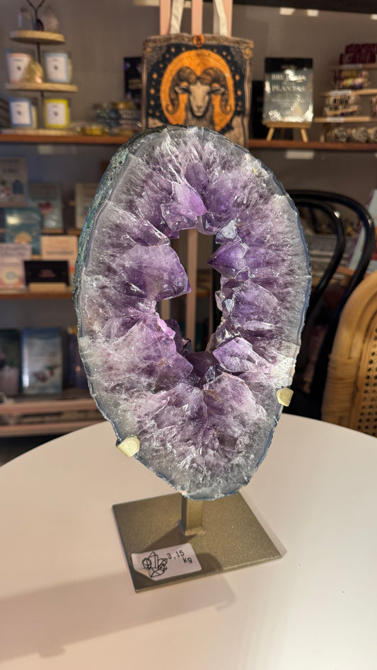 Bello Portal de Amatista – Vórtex de Energía y Luz